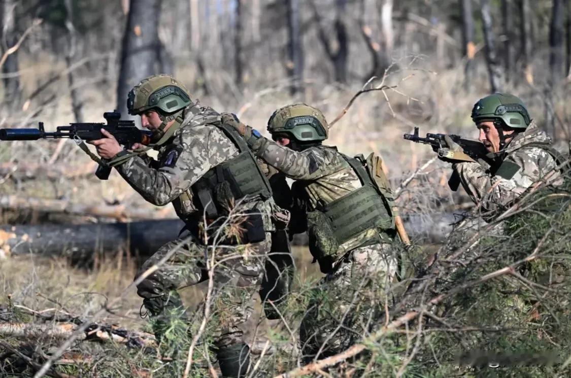 有人问，俄罗斯明明有几十万正规军，为什么非要花重金雇佣士兵作战呢？这背后的原因，