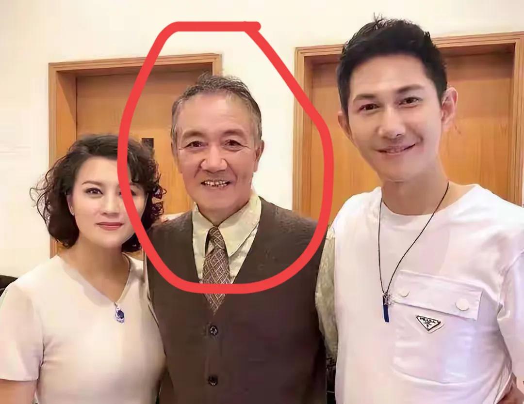 中间这位老爷爷是谁？
你们认识吗？
他是凭借一部电视剧而红遍大江南北的男明星，要