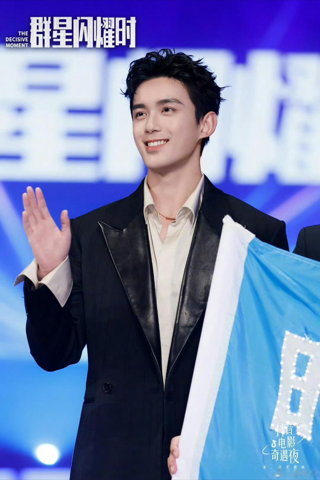 侯明昊吴磊连线欢迎大家暑假来看吴磊主演电影《群星闪耀时》 