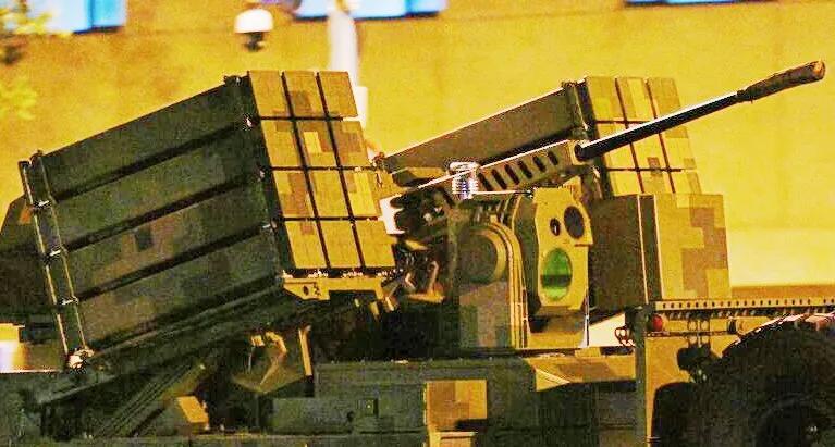 FK-3000号称“中国版铁穹”，同时也是当前全球反无人机性能最强的野战防空系统