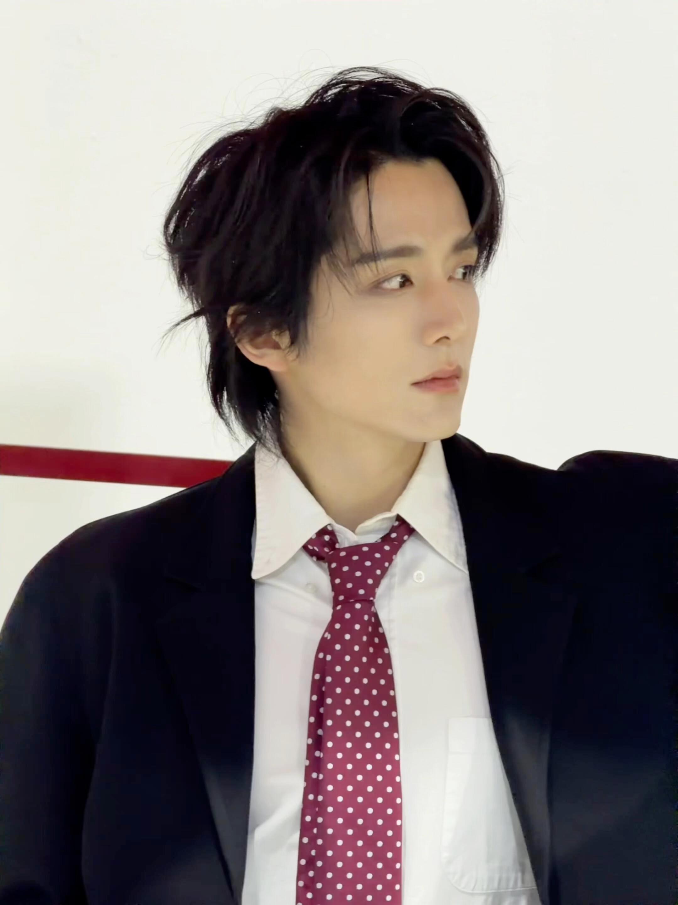 张新成直播复盘2025张新成2025最后一场直播复盘过去的一年，是演员是歌手，多