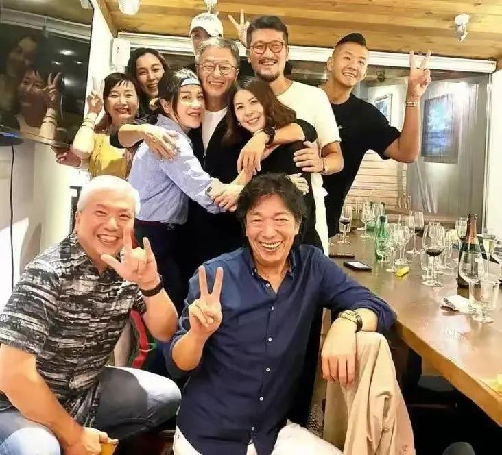 黑人陈建州最近连连上热搜，火线救场大小S 实锤了！瓜瓜们热议说，这些瓜早不出，晚