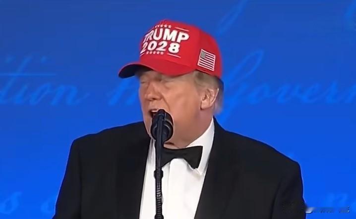白宫记者晚宴上，特朗普发表长达一小时的“集会式”演讲，现场气氛尴尬，他不仅当面羞