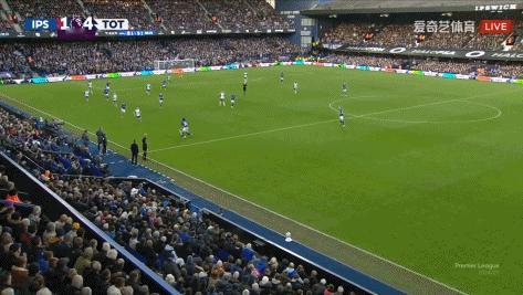 GOAL！热刺4-1伊普斯维奇 比赛第84分钟，丹索大脚解围，斯卡利特向后一顶，