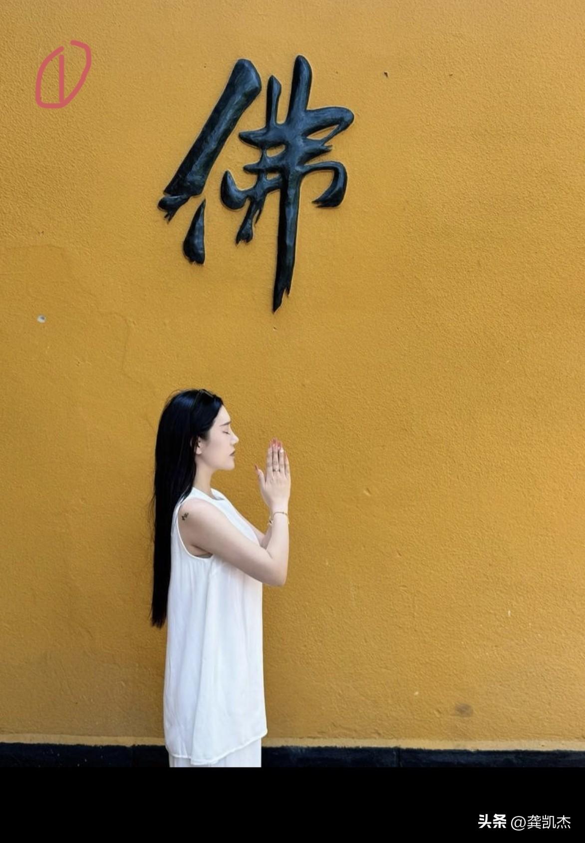 没有一个是摆拍的，都非常虔诚，佛缘必灵验！[祈祷]