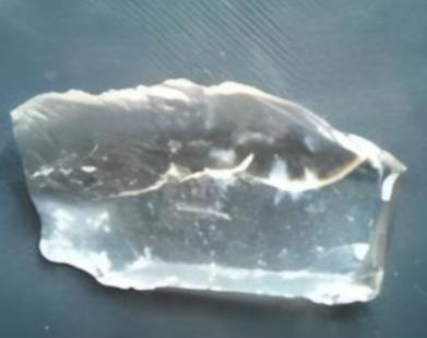 1930年，新疆一位牧民在放羊时，发现羊群突然避开了一片草地，他走近一看，草地上