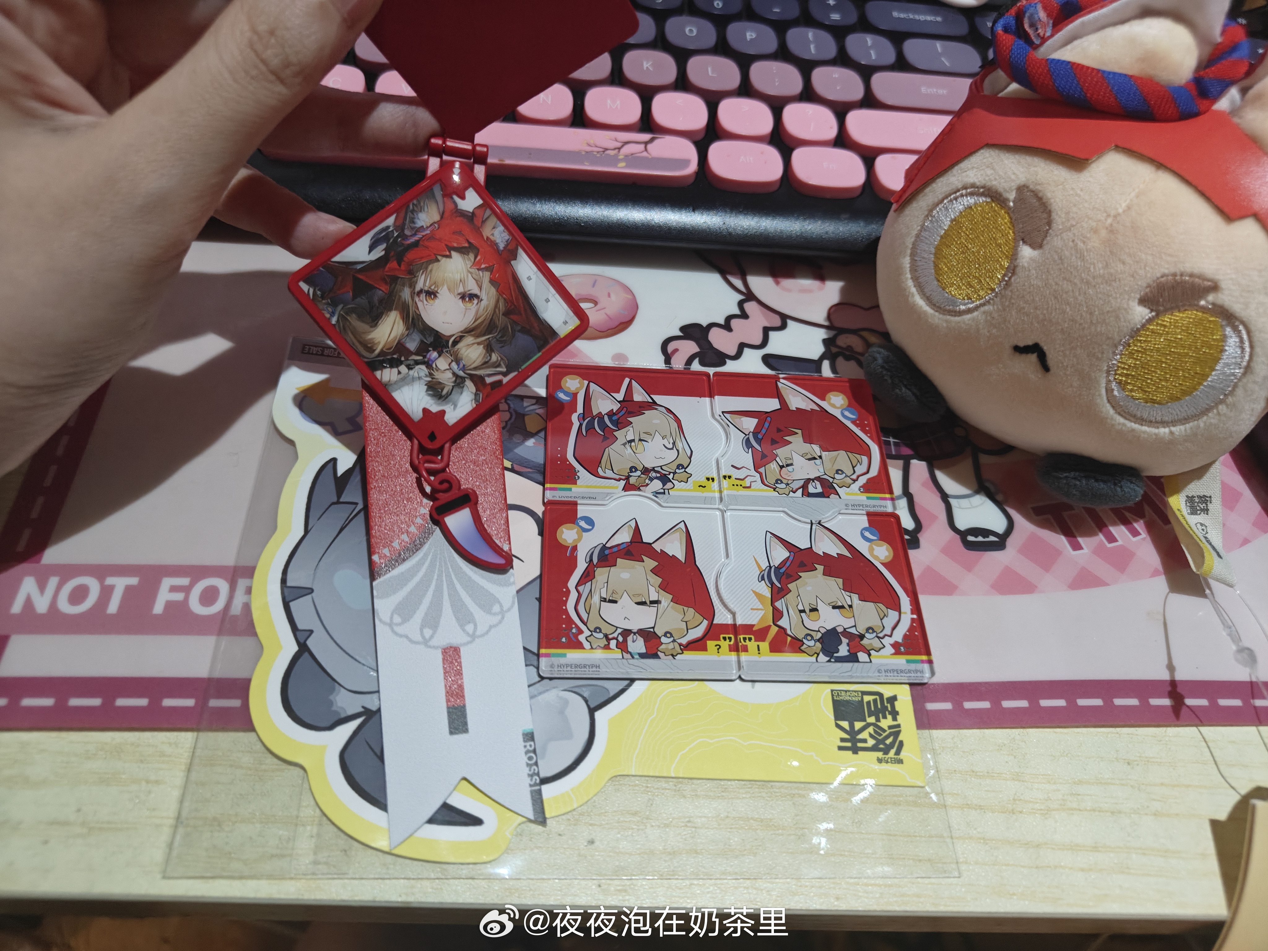 已严肃品鉴我们小洛茜的可爱太可爱了呜呜呜呜金属徽章好喜欢，盖上也好看&没想到团子