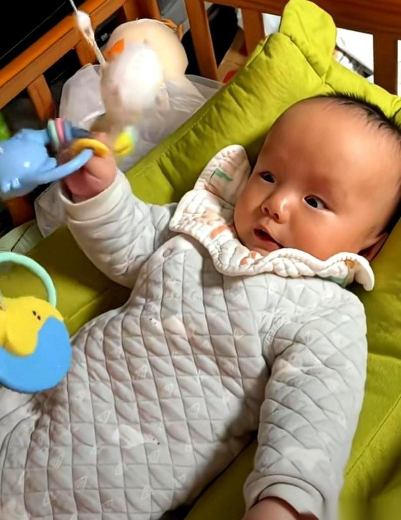 一个妈妈，就跟平时一样，在网上晒了张娃的照片，满心欢喜。
结果评论区的风向不对了