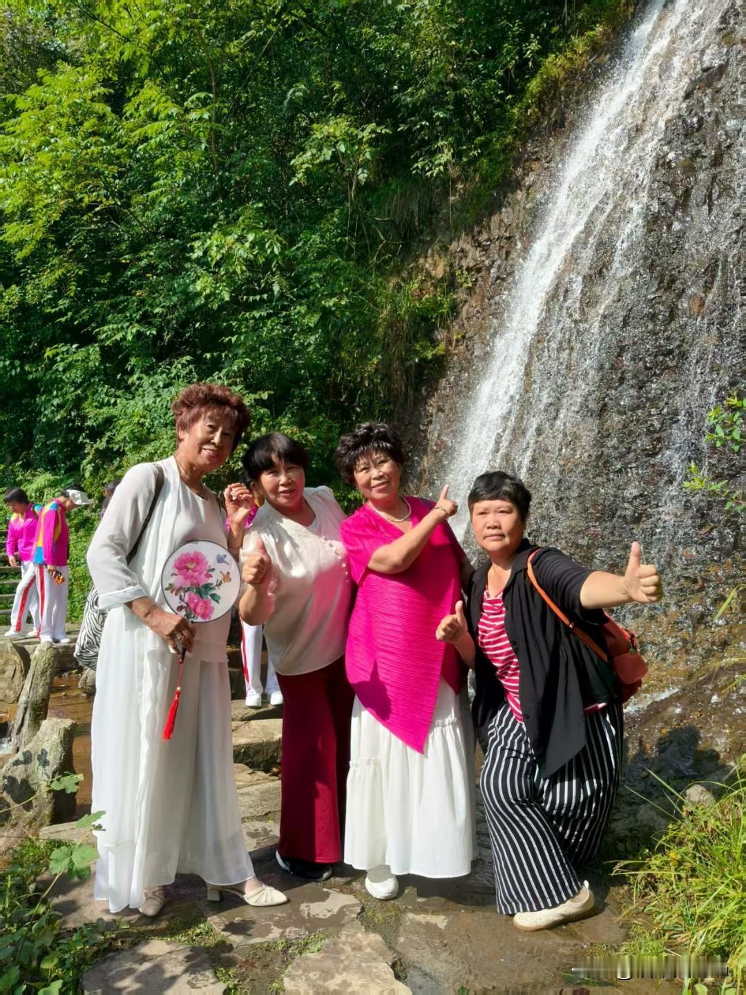 姐妹们一起打卡瀑布，快乐无限！🌿💕真爱的赤水源头视频。