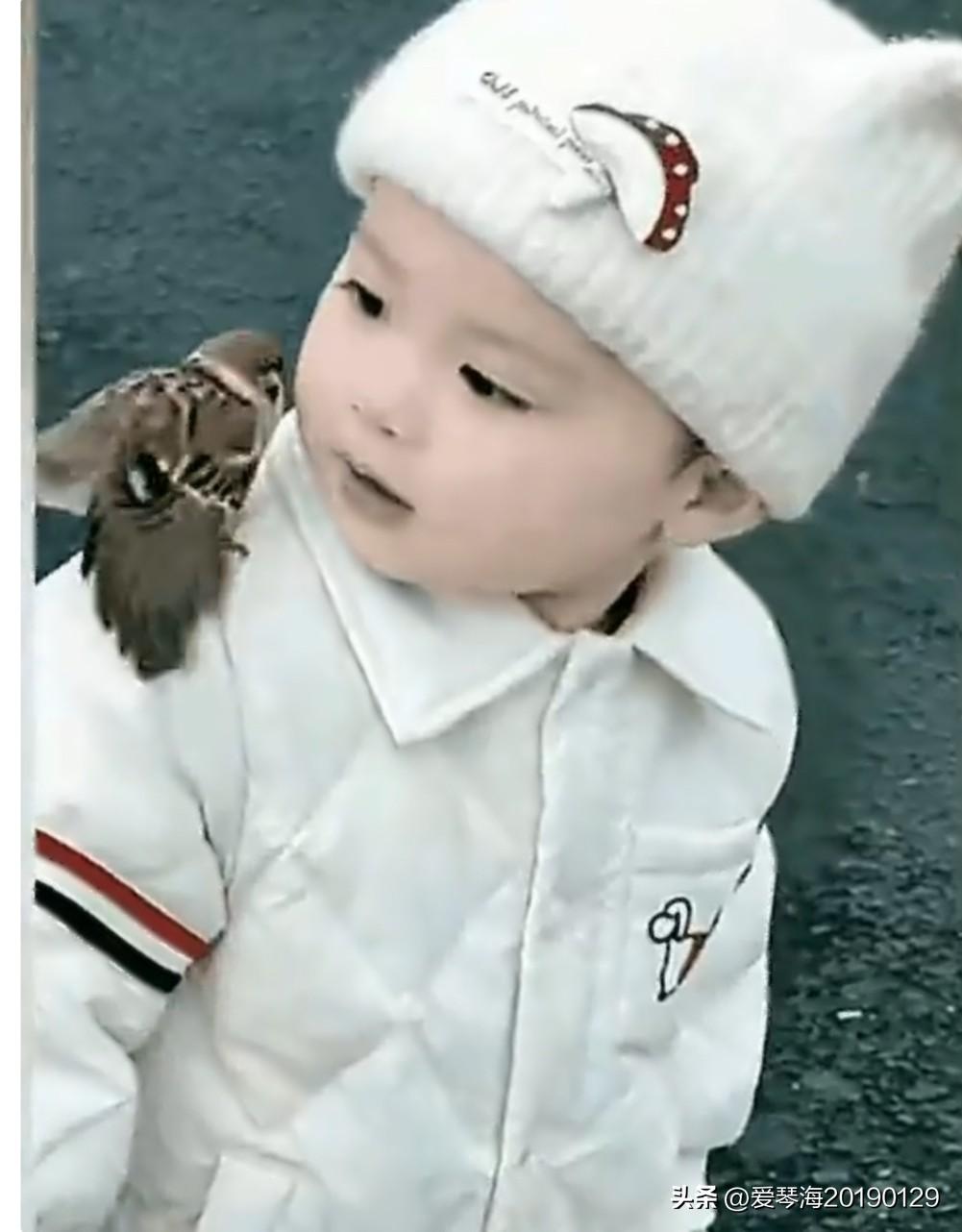 “女孩从小没见过妈妈，有次爸爸带女孩去广场玩，女孩看到别的孩子在叫“妈妈”，她也