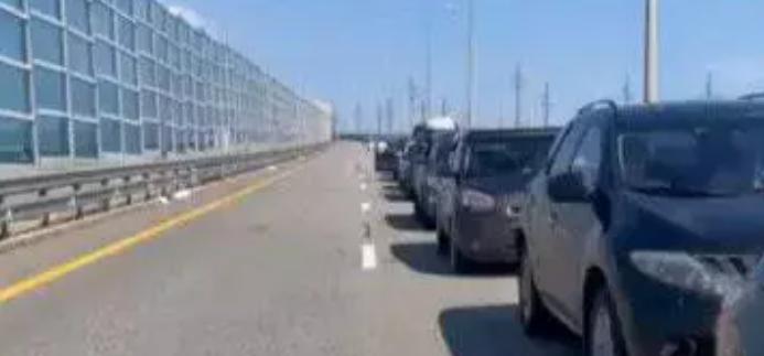 在克里米亚刻赤地区，出现离开克里米亚前往俄国境内克拉斯诺达尔边疆区车潮，堵车超过