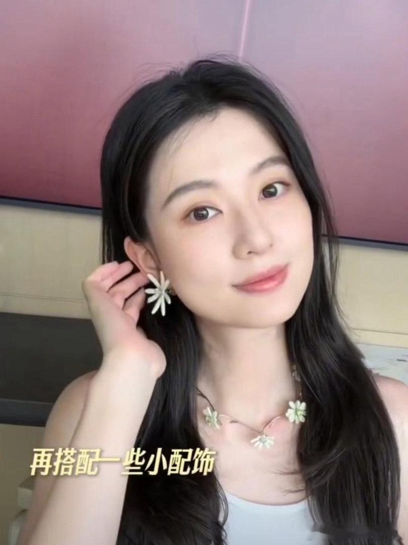乔欣变样了久违露面的乔欣发了个妆教视频，网友看完直接懵了：看了两三眼都没认出来！