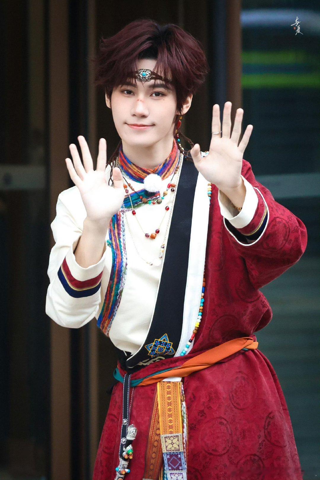 张真源藏服look奔跑吧全员藏服look张真源跑男上班路透杀疯了！藏服加身自带民