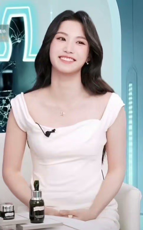 卢昱晓现在都壮成这样了吗？再不自律普的还能有剧拍吗？ ​​​