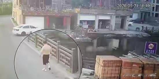 女儿落水被救，杭州爸爸多方奔波，找监控、查车牌……街头认出车牌后默默追了3公里，
