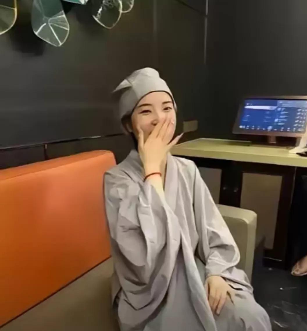 实在是让人困惑
这么优雅漂亮的女人，
大家说她为什么要当尼姑?