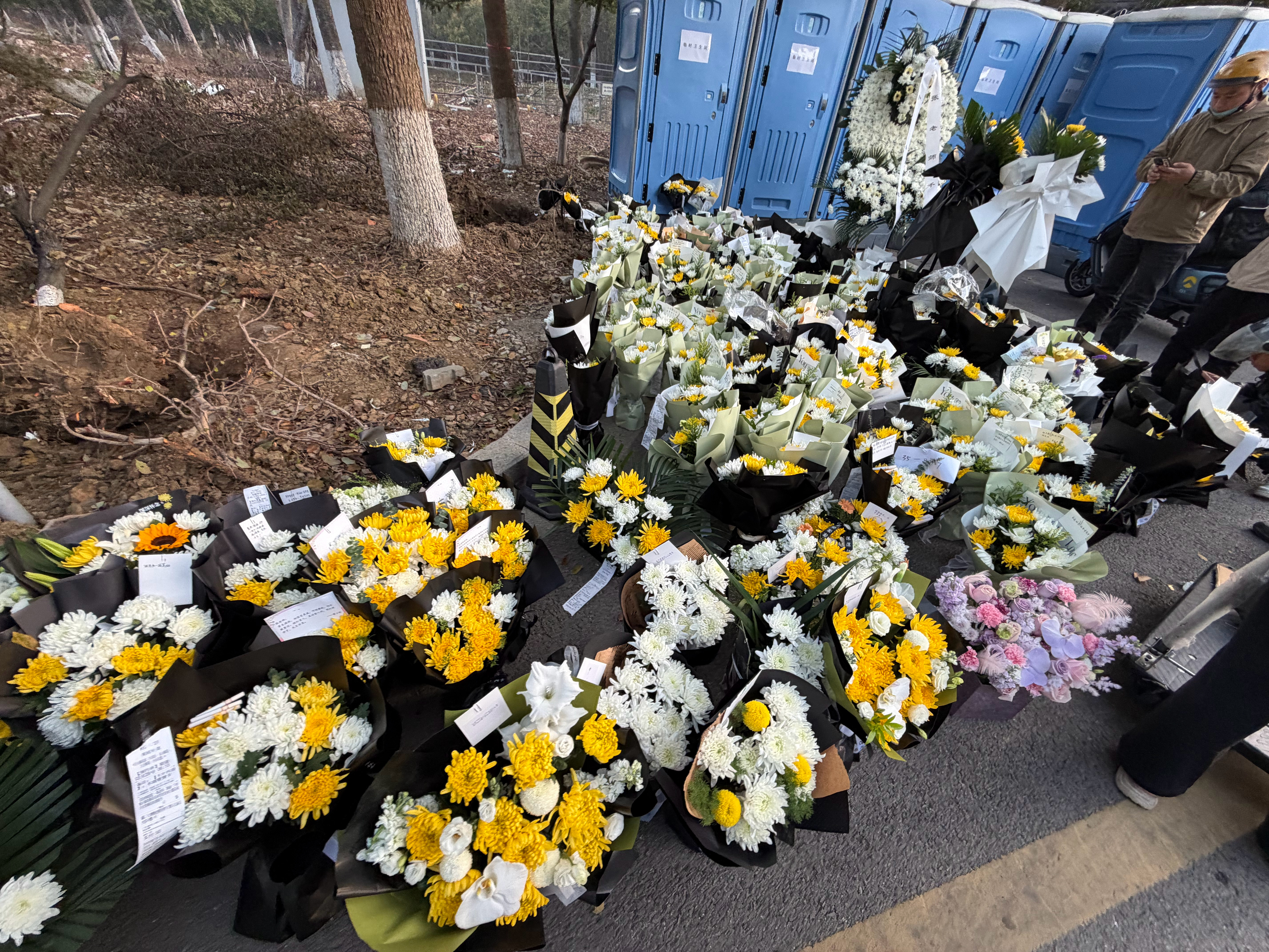 进去鞠了一躬，就离开了。一切只是匆匆，满心的悲戚无处弥漫。出来的时候，看到了不少