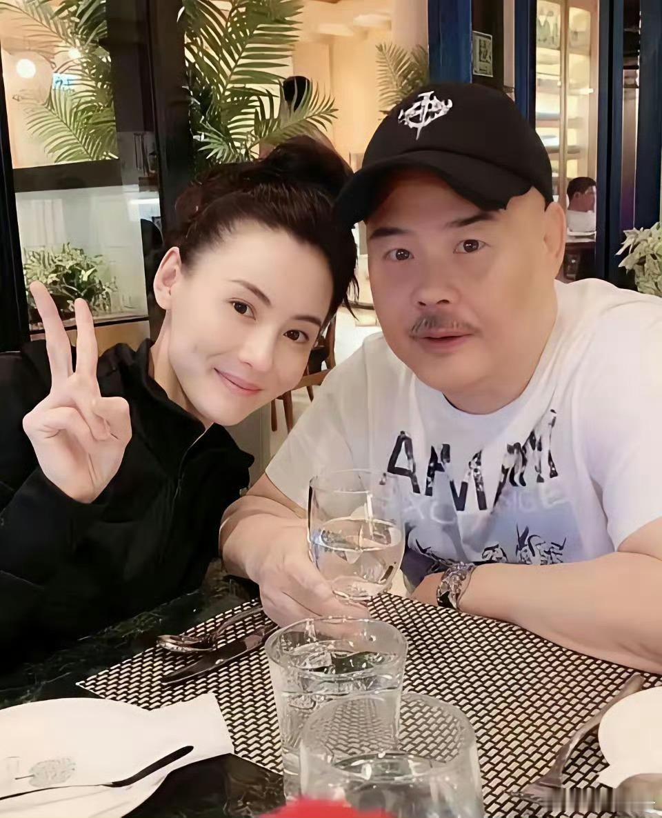 张柏芝是隔代遗传吧，不像爸爸不像妈妈，倒是长得像爷爷 