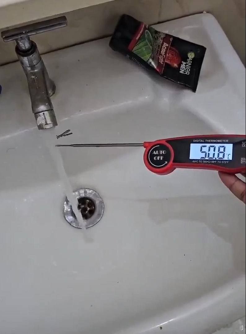 印度某地自来水温度近50度 图片里面，自来水龙头出来的水温最高接近51摄氏度了。
