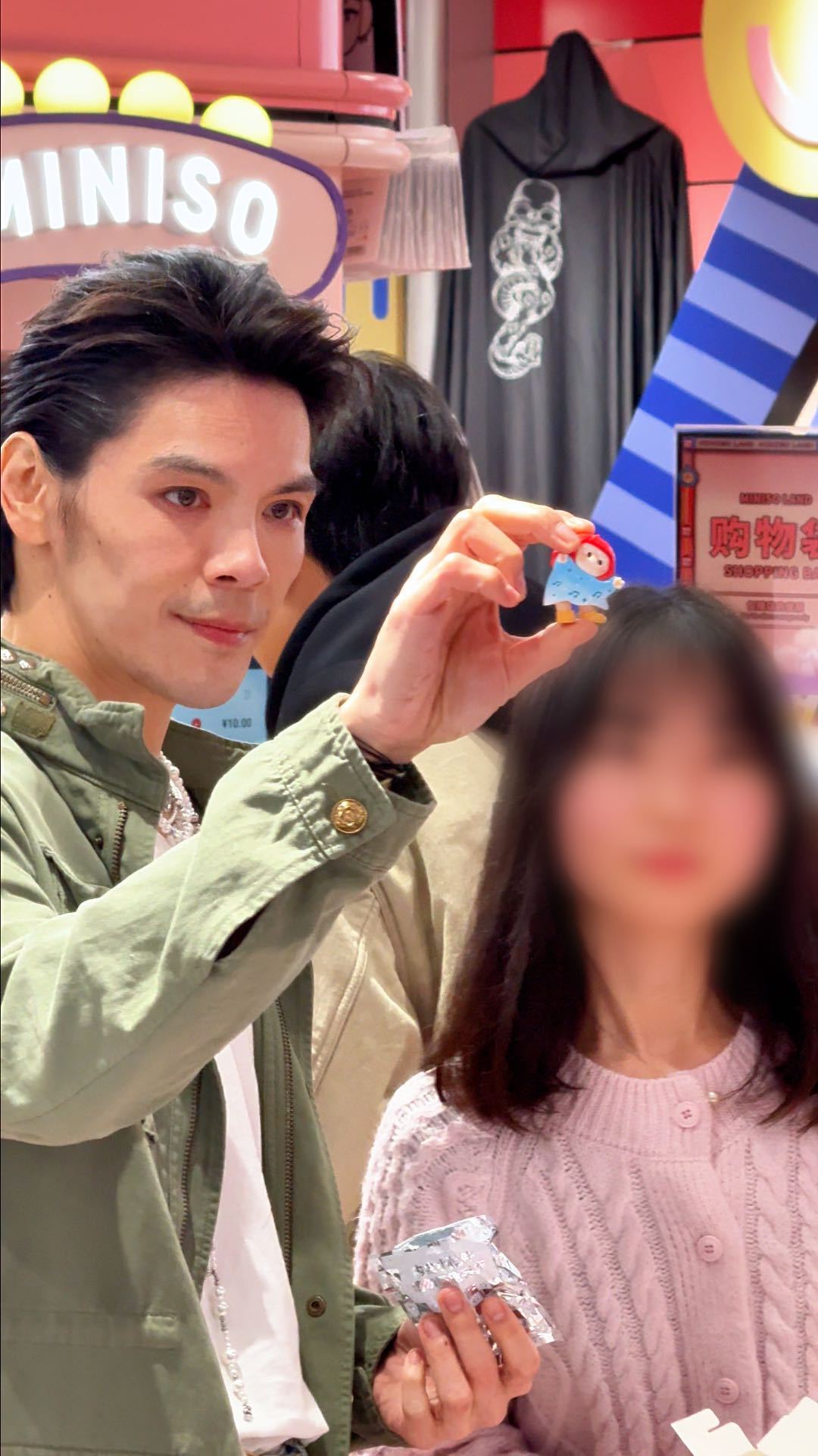 向佐为郭碧婷买了个巨型猪公仔向佐真的真的不能是我的哥哥吗！现场直接帮偶遇的粉丝买