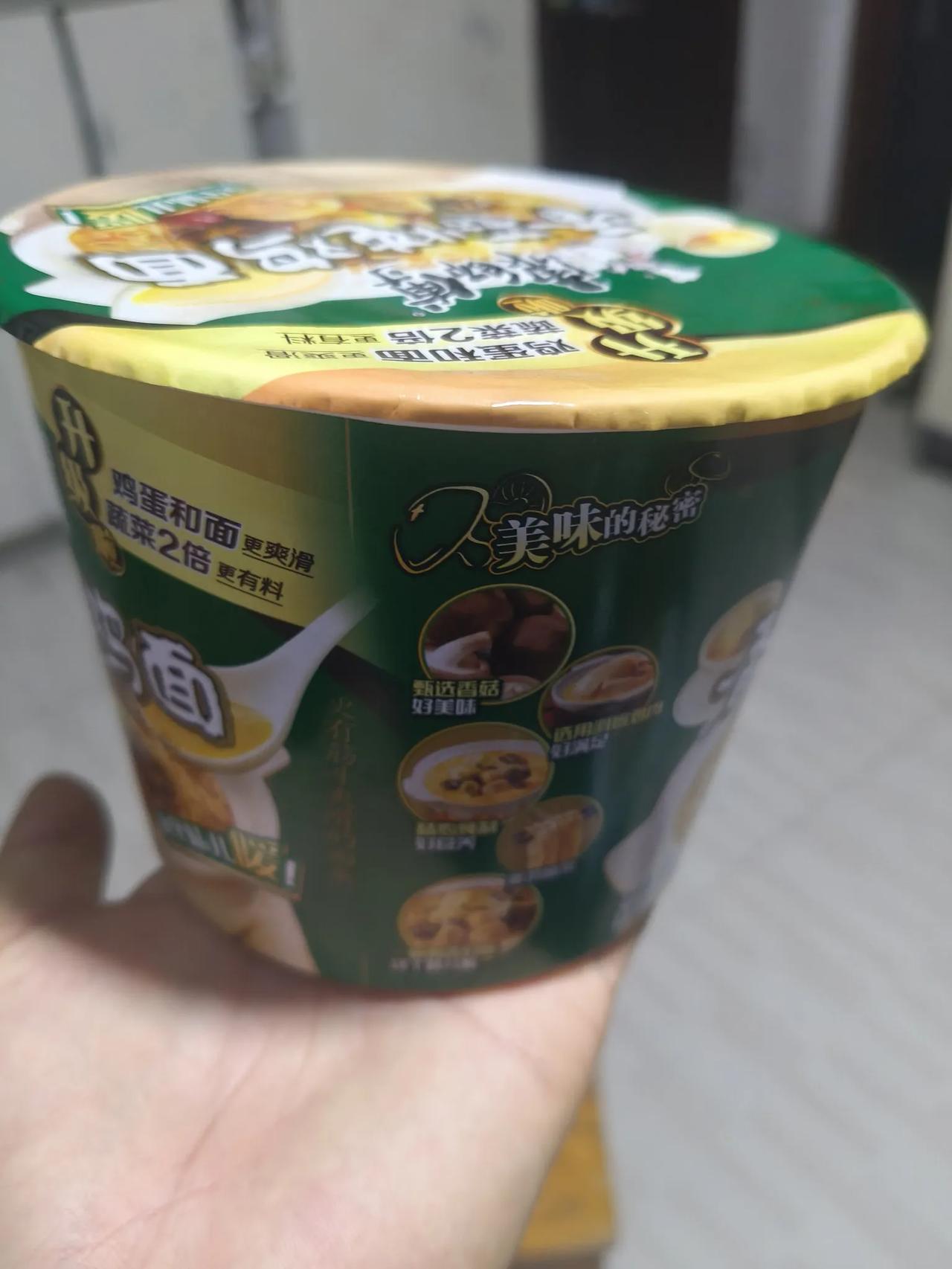 爸，我想吃泡面。
晚上9点多了，小女突然说她想吃泡面。老婆极力反对小孩吃泡面，并