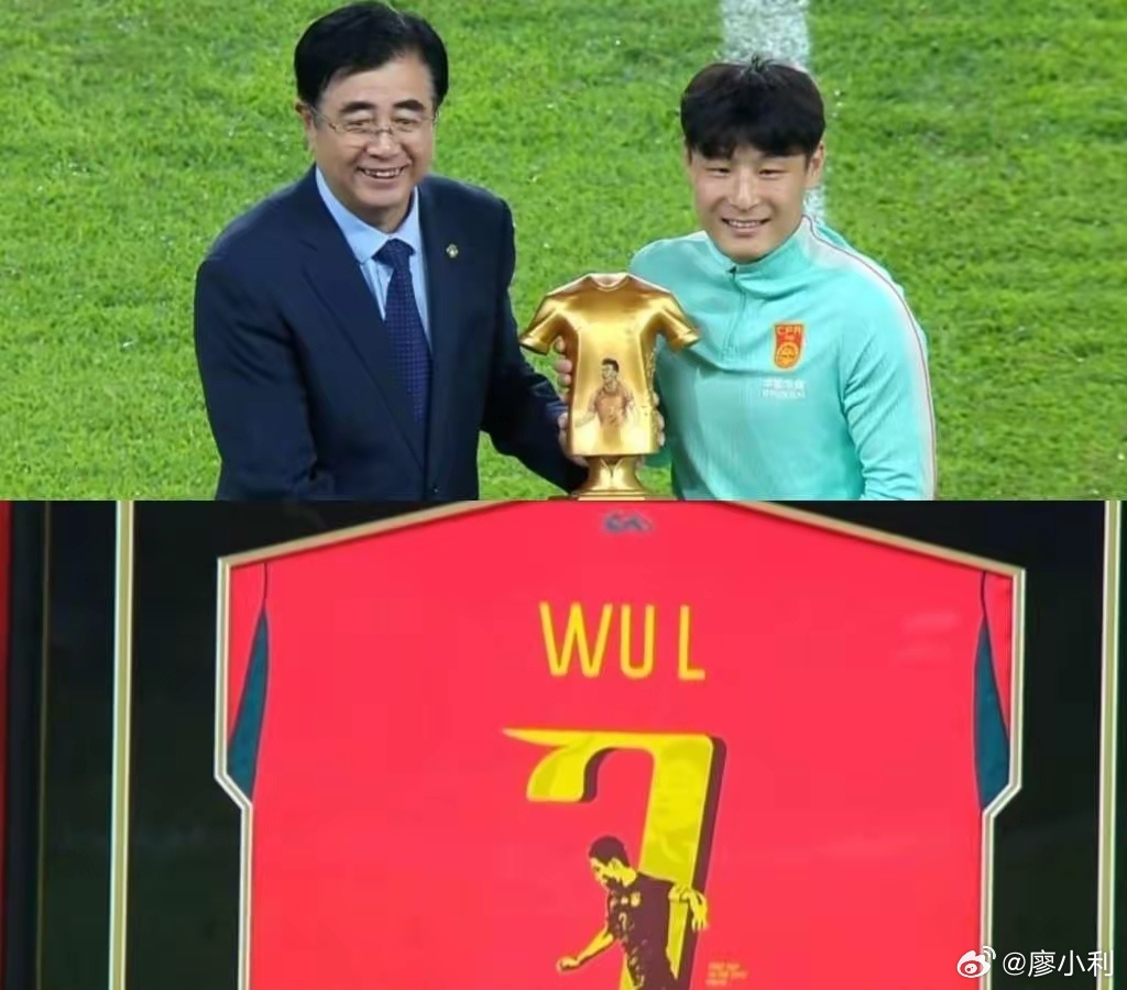 武磊国家队百场纪念仪式放眼中国足坛，无论是天赋，技战术，还是品行，武磊都是当代最