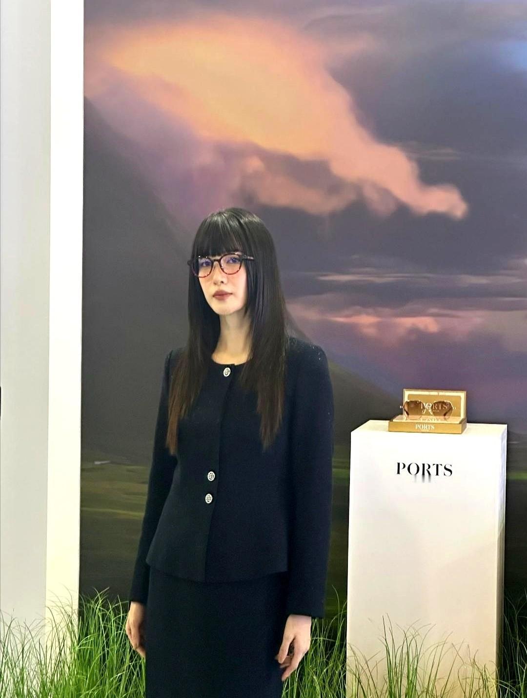 江疏影估计肠子都悔青了吧！

她最近在厦门参加个国际珠宝品牌新品发布会，穿黑套裙