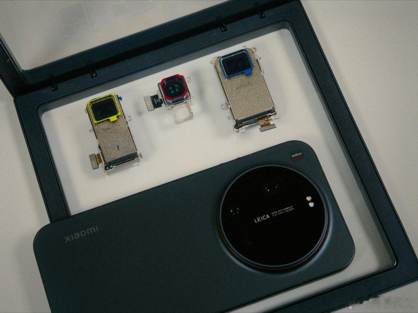 左边两颗是 15U 的中焦长焦，右边是 17U 的新光变，新模组体积占用小于 1