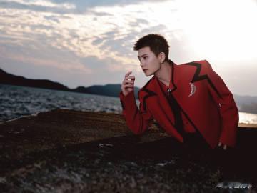 任嘉伦点燃新的年光 当舞台成为璀璨的画卷，你化身执笔的艺术家，用专注与热爱勾勒每