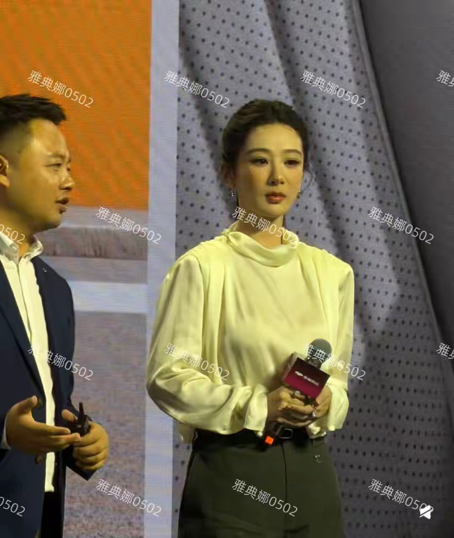 杨紫本人又瘦又美，但衬衫配大短裤的造型和发际线拖累了她的 
