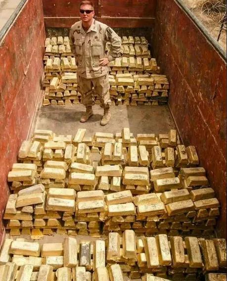 这是2003年美军在萨达姆府邸缴获的战利品，没有大规模杀伤性武器，只找到黄金。
