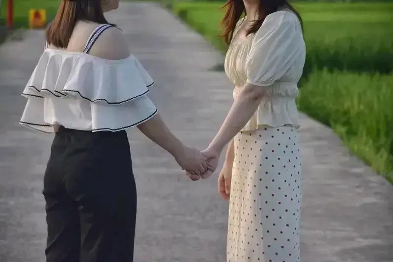 亲戚家的一个姑娘，34岁，未婚单身，人很优秀，大学本科毕业，工作不错，是一名公务