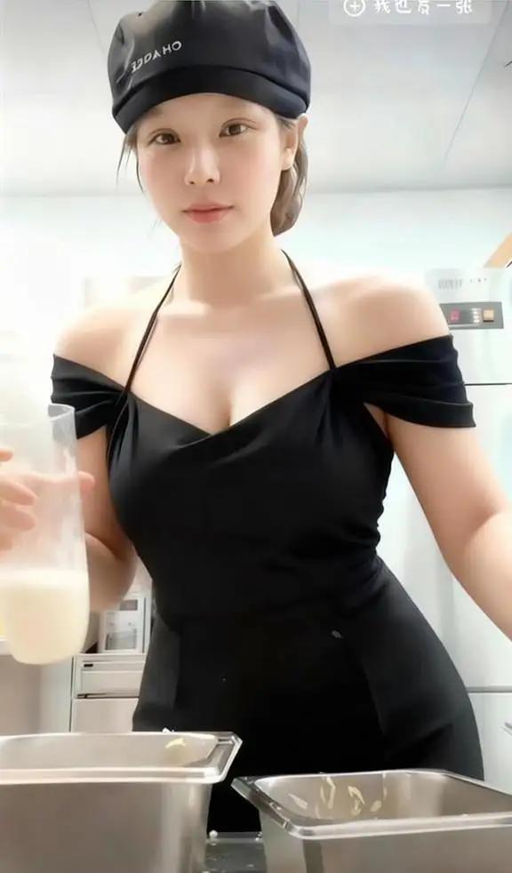 霸王茶姬这个女员工不戴手套，徒手洗奶茶，徒手拧柠檬汁，然后用奶茶洗手，这个视频曝