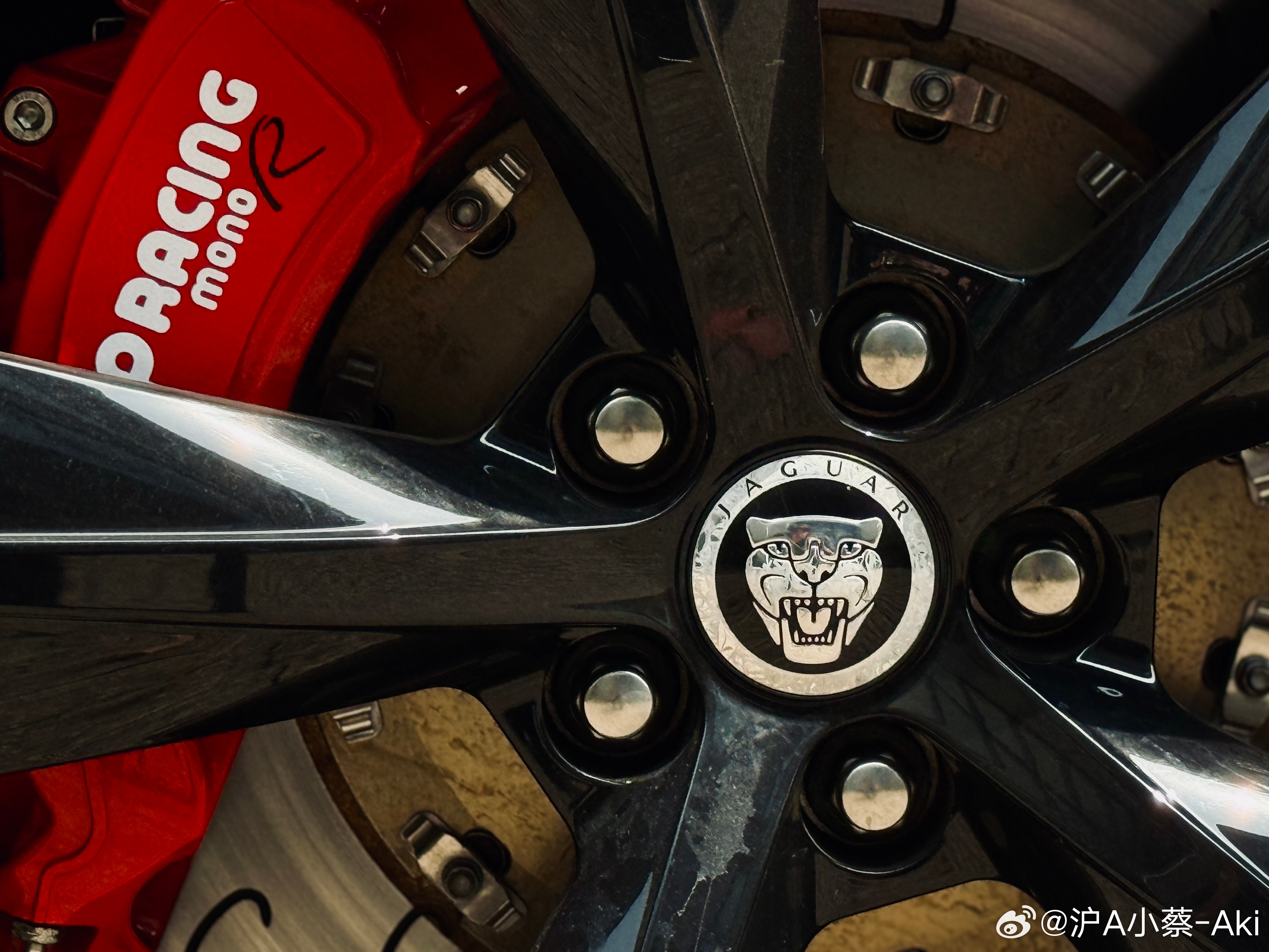 即使我能找到很多不买它的理由，但买它的理由或许只要一个字：美！这就是捷豹XKR-