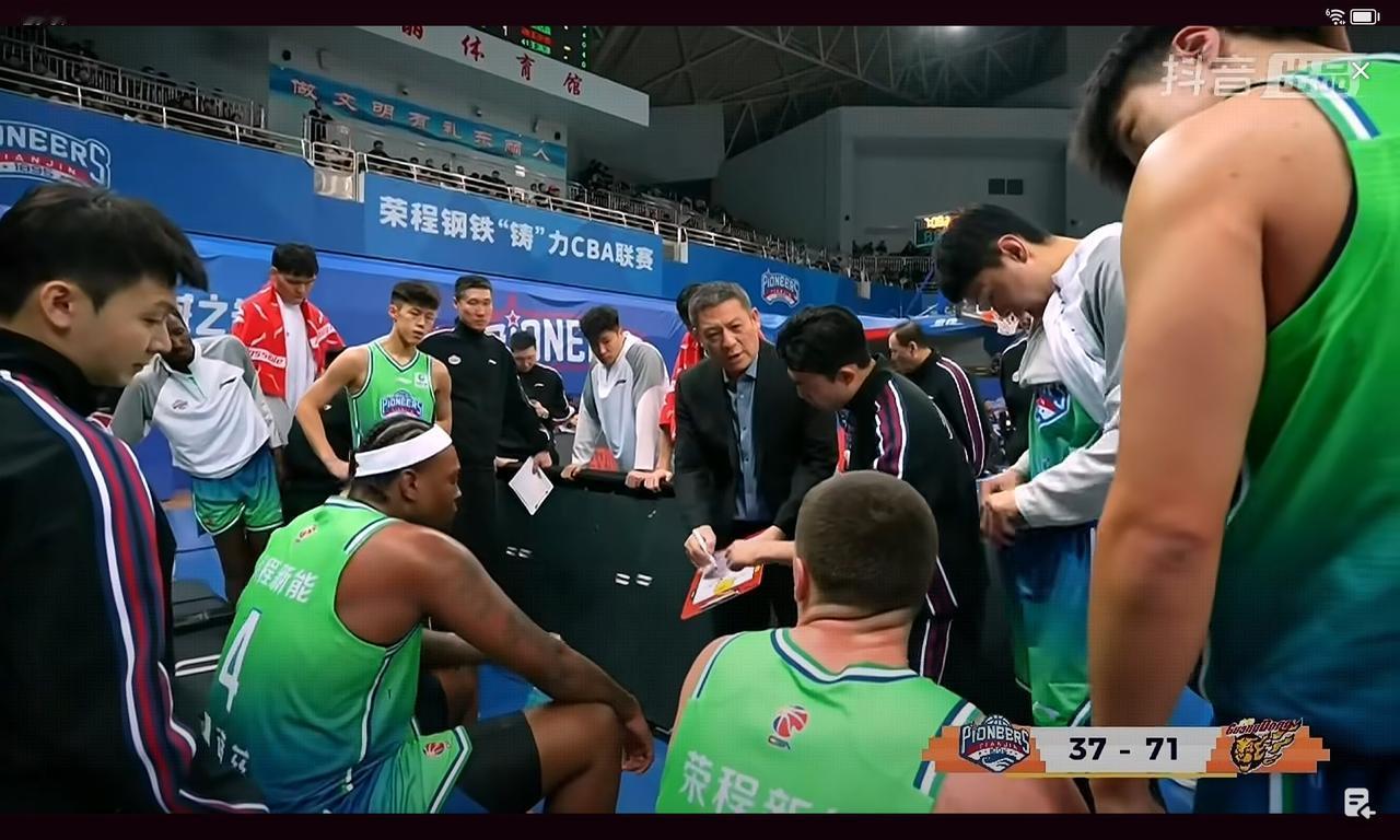 周金利还在带队打球，视频给张德贵镜头太多，今年的直播真的不职业

周金利比起在四