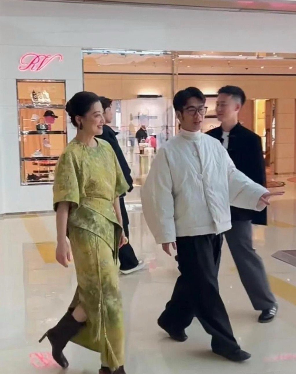 这金戒指这么大，戴着难道不会累吗 