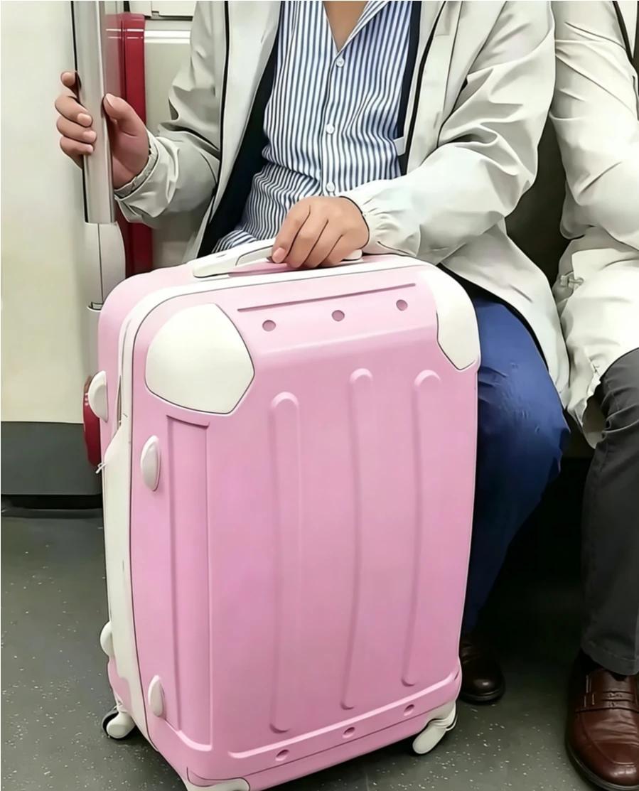 原以为这地铁上的这个是烂箱子呢！他们说不是，这是错觉，是有一个倒影从而形成的。大