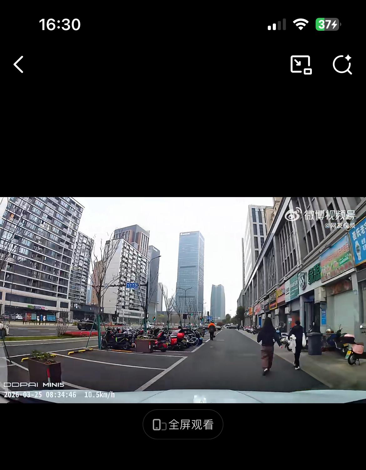 奇葩女子挡道，听到车辆鸣笛，非但不让路，反而走到路中间跳舞扭胯，做出挑衅动作，还