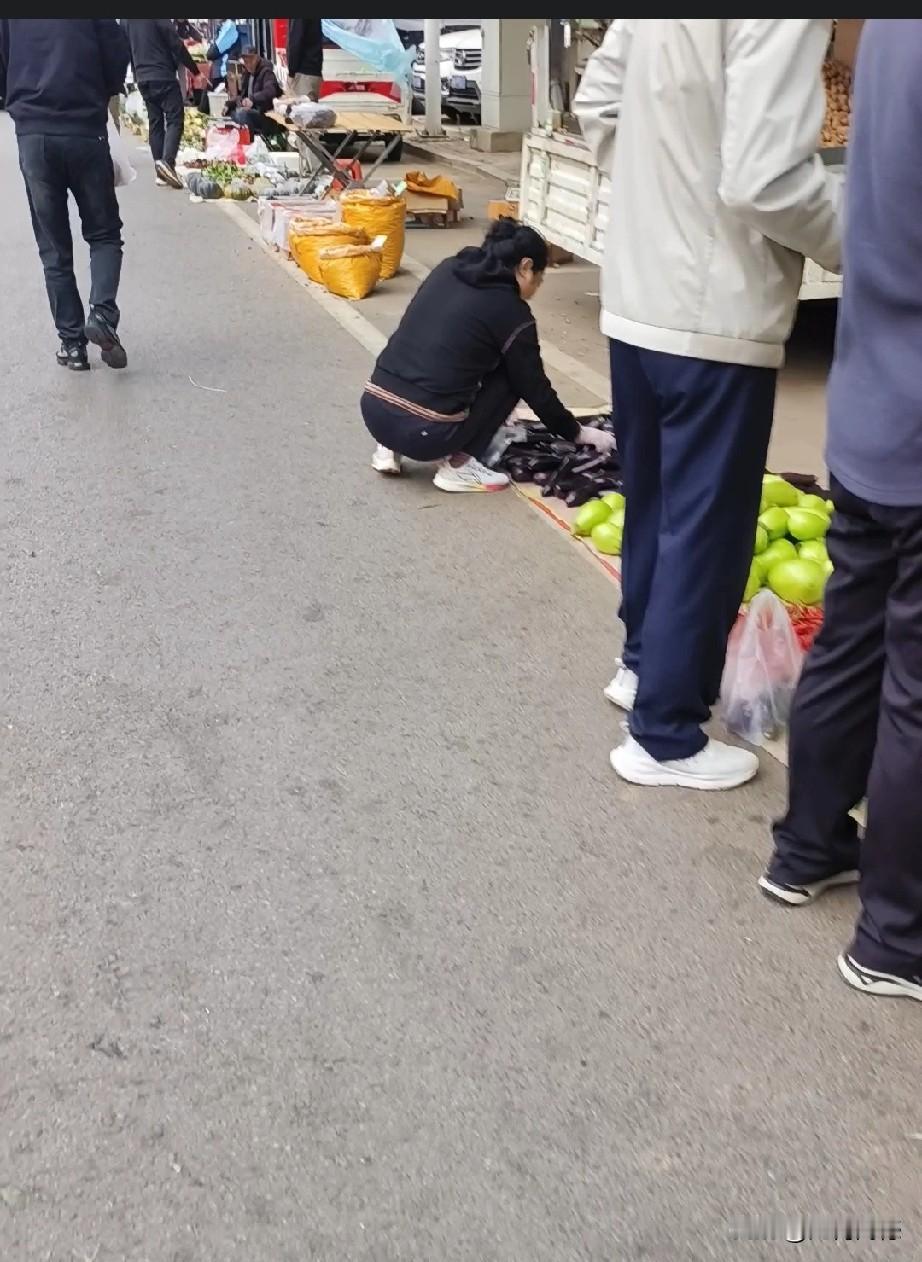 今天天气很凉，早市上的人也不是很多，冷冷清清的，卖果蔬的人也不是很多，想买点想买