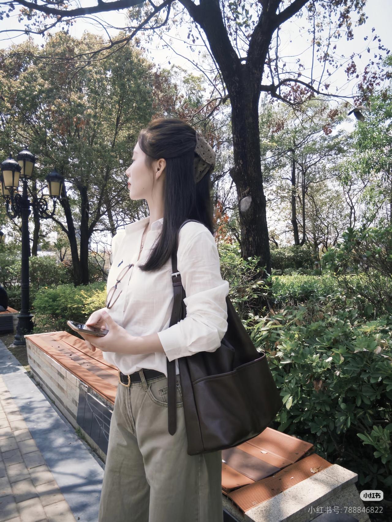 绿树荫中行，轻纱拂面来。