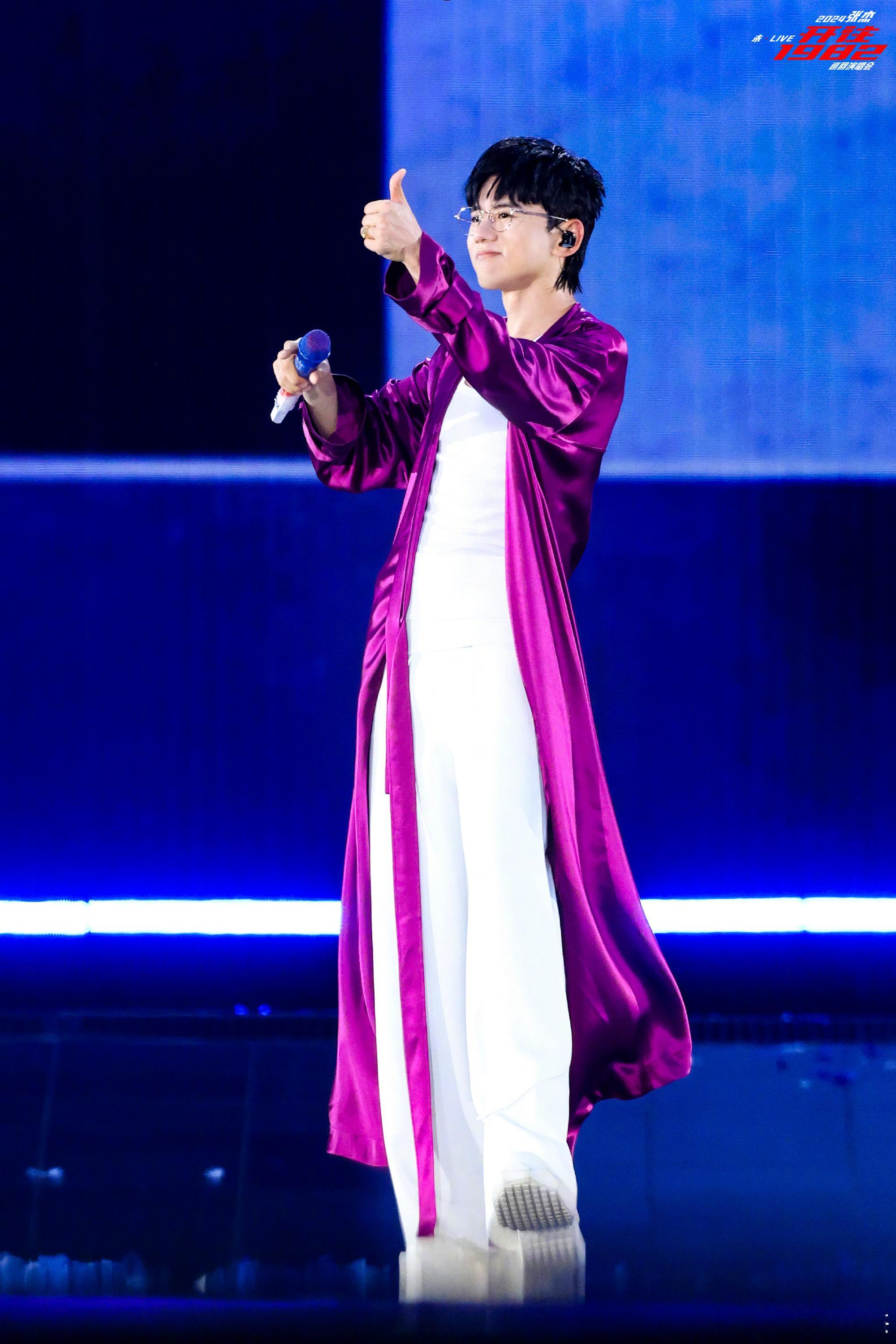 #张杰紫色长袍#都说紫色最有韵味，我们杰哥在演唱会上穿一身紫色长袍缓缓转身向前，