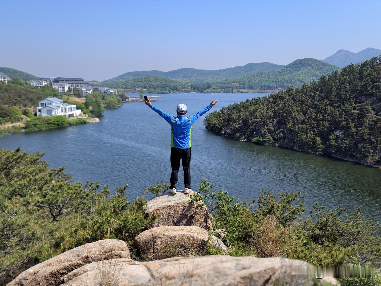 五莲小众秘境石梁空，
没有喧嚣人潮，只有奇石、湖水与山野清风。

石梁空，位于五