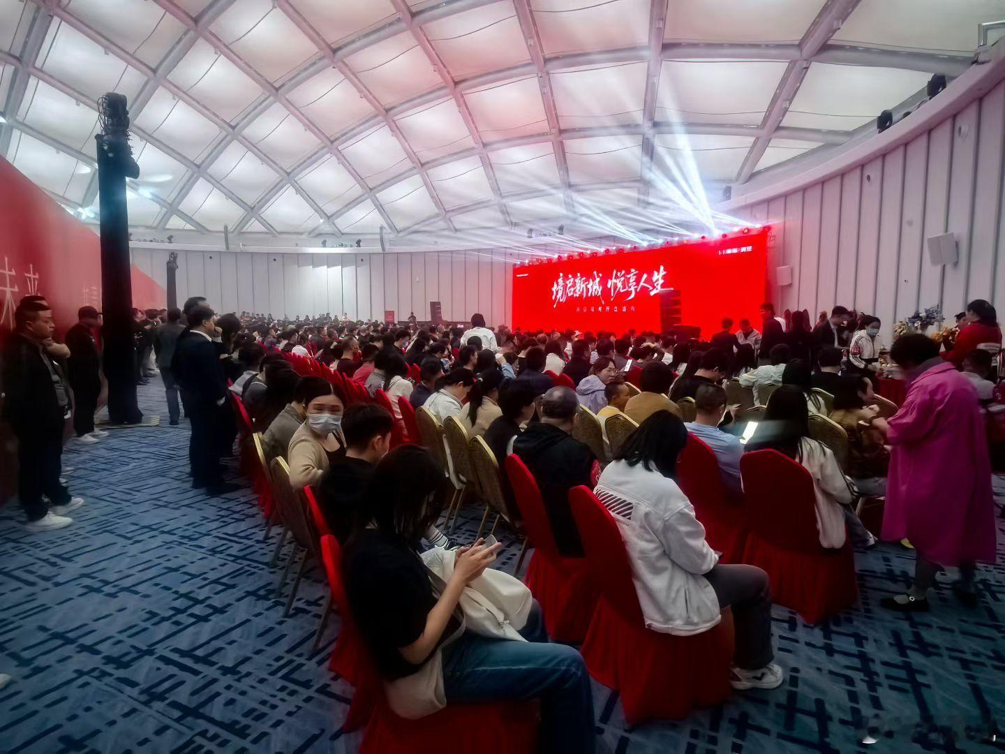 海信境观昨天开盘，摇号热卖了181套，青岛楼市火热继续，今年上半年无悬念。 