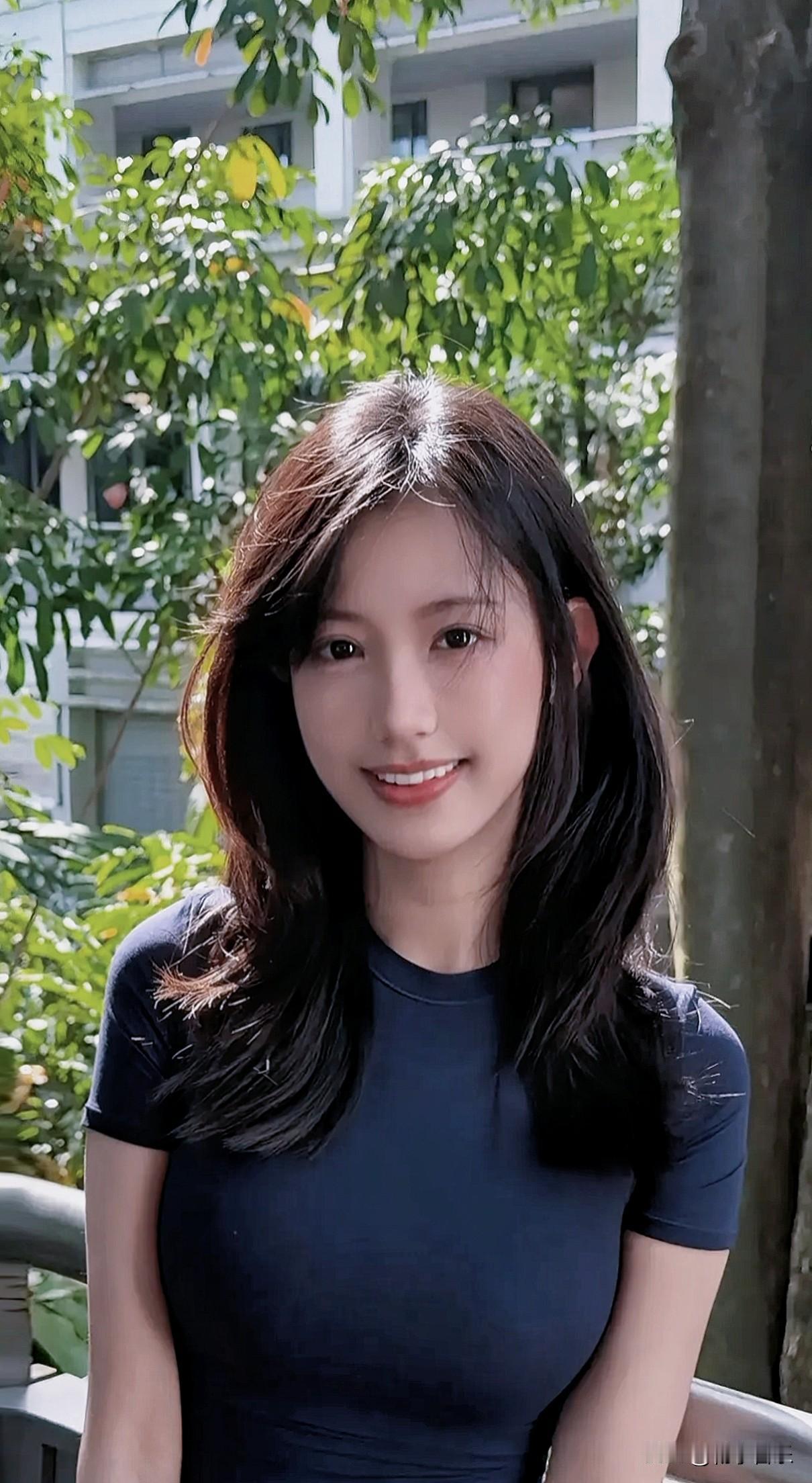 小姐姐户外拍照，笑容很迷人。
分享甜美小姐姐随手拍 分享你的随手拍