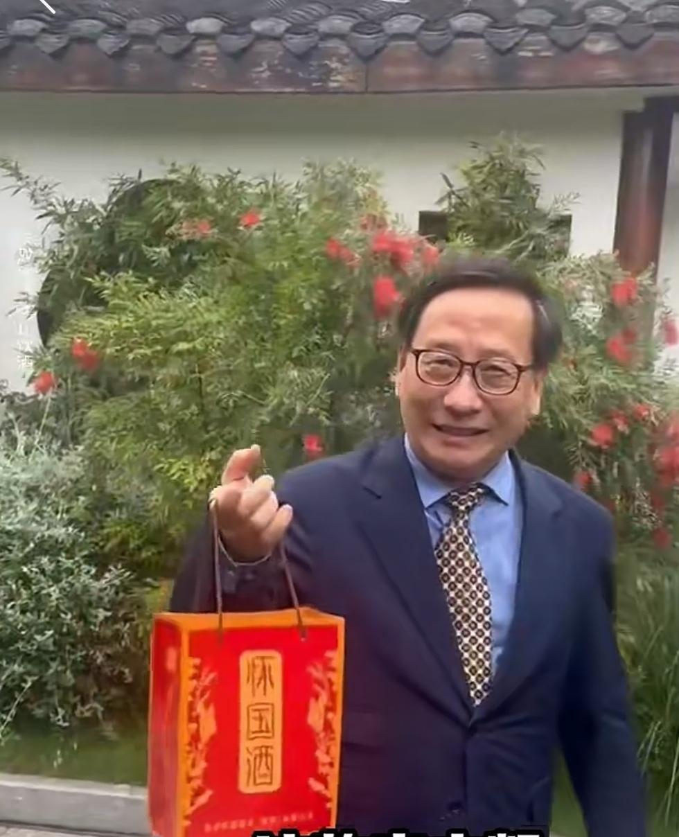 高志凯教授也做起了直播带货的生意，我听过也看过许多有关高志凯教授发表高论的抖音或