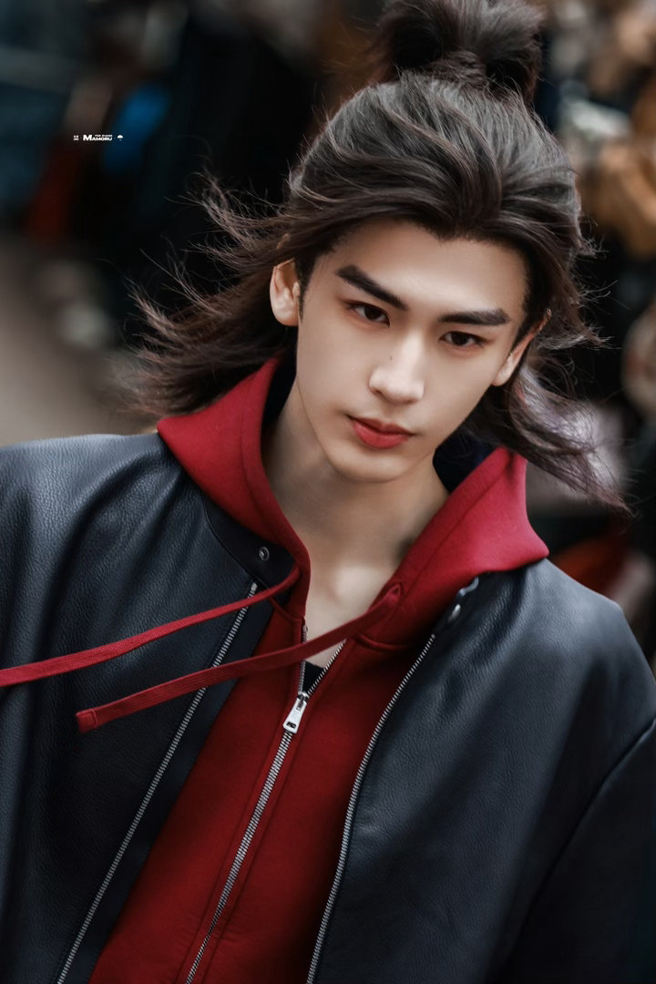 张凌赫 杀死另世我网传将出演田里导演的悬疑剧《杀死另世我》￼￼￼，平行时空+双面