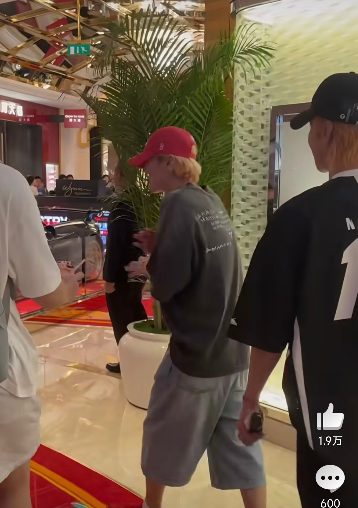 鹿晗拒绝了粉丝送的冰淇淋 我认为鹿晗没问题！怎么这么多人闲到了炒这样的话题呢？入