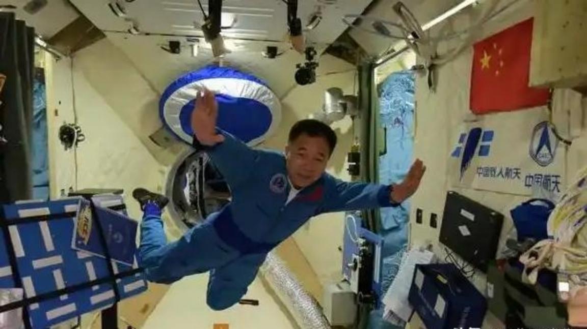 为什么人在潜艇中待不超过90天，但在空间站上却可以待6个月？

 
先聊潜艇。核