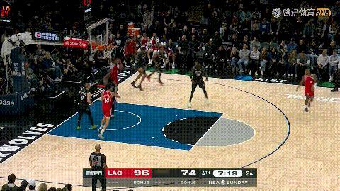 快船新秀尼德豪泽真是太霸气了！在今天快船客场挑战森林狼的比赛中，当时比赛进行到了