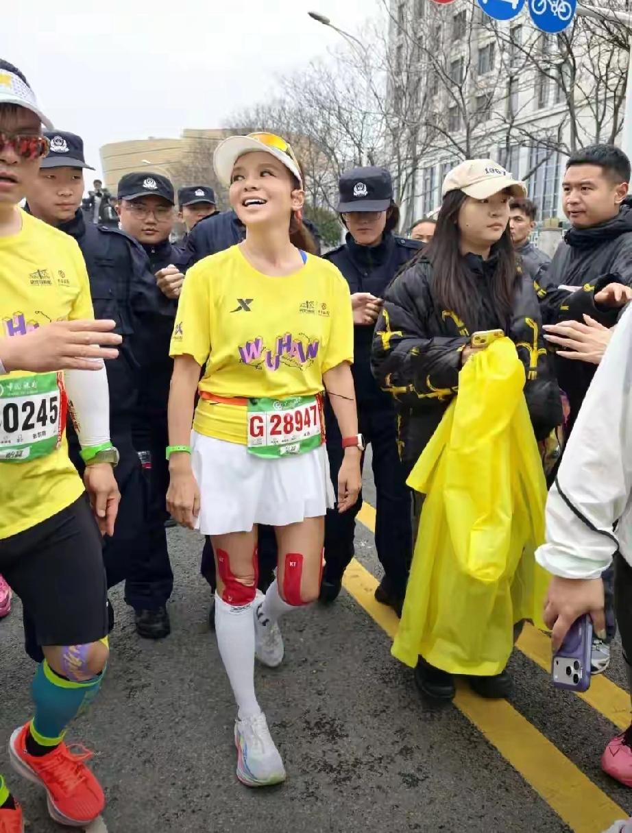 央视主持人朱迅完赛汉马半马！50+状态拉满，圈粉无数
 
    2026武汉马